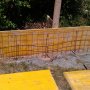 Enostransko opaženje betonske ograje.